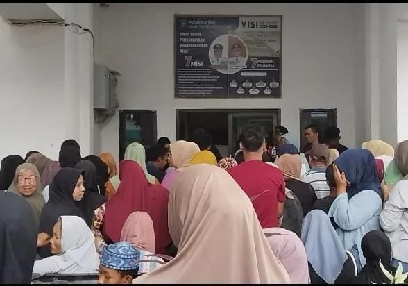 Para Warga Rela Antri Di Dinas Sosial Kabupaten takalar