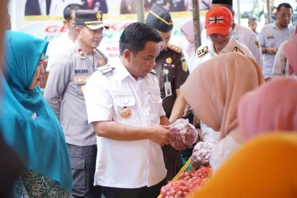 Pemerintah daerah Kabupaten Jeneponto melalui Dinas Ketahanan Pangan menggelar Gerakan Pangan Murah (GPM) Rabu (6/3).