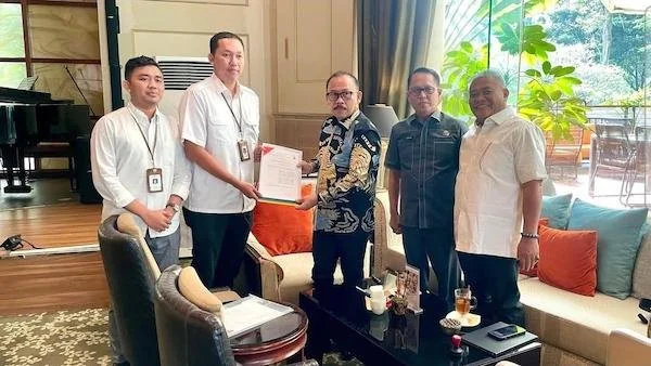 Gubernur Sulbar saat menunjukkan Berita Acara Serah Terima (BAST) aset milik Pemprov kepada pengelola Sekolah Rakyat(dok:ist)