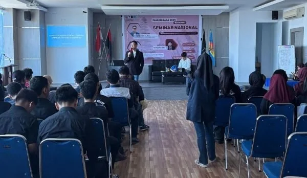 Anggota Komisi V DPR RI, Teguh Iswara Suardi saat Menjadi Pembicara di Unibos Makassar. Dok. Ist