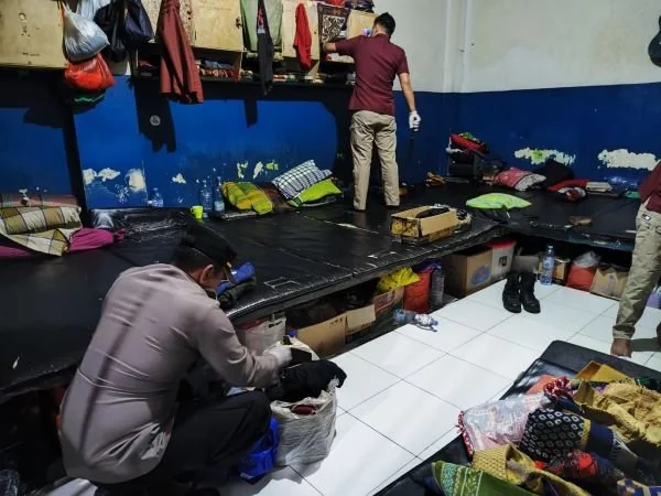 Sidak petugas gabungan di kamar napi ataj warga binaan Rutan Kelas I Makassar (Dok : Ist).