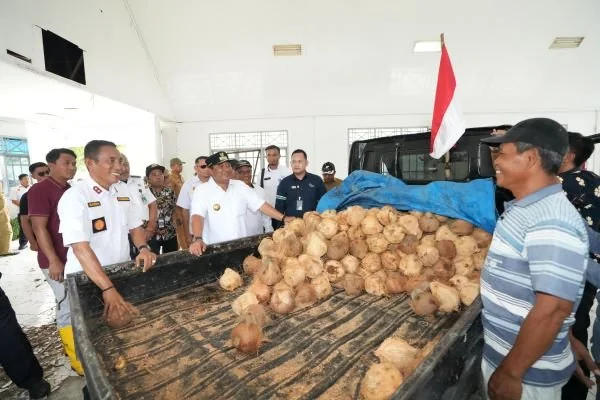 Pj Gubernur Sulbar saat melakukan pemantauan di pelabuhan Feri Simboro, Mamuju (Dok : Ist)