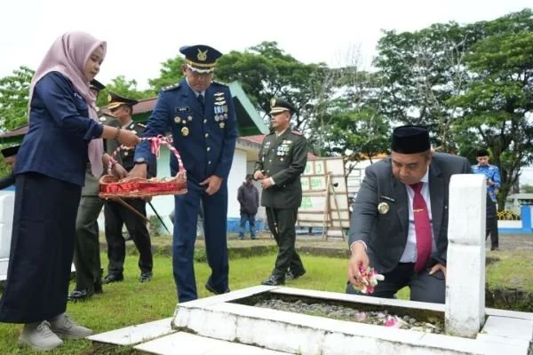 Bupati Maros, H.A.S. Chaidir Syam, bersama Wakil Bupati Andi Muetazim Mansyur, jajaran Forkopimda, dan tokoh masyarakat, mengikuti rangkaian ziarah serta prosesi tabur bunga di pusara para pahlawan.