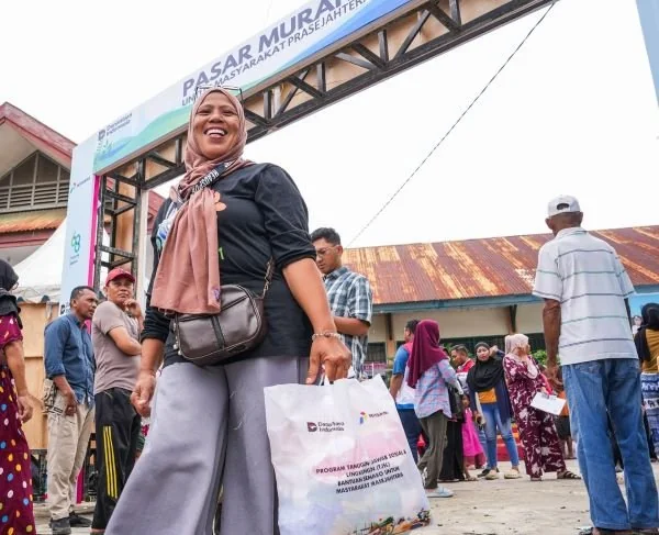 Warga pulang membawa bantuan sembako bersubsidi dari Pertamina Sulawesi. (Dok; Ist)