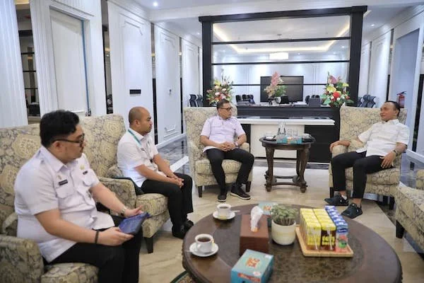 Sekda Kota Makassar Andi Zulkifly Nanda saat Menerima Kunjungan kerja Bupati Sarolangun, Provinsi Jambi, H. Hurmin, (Dok: Ist)