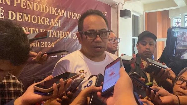 Anggota KPU Sulsel, Hasruddin Husain saat diwawancara oleh awak media (Dok: Atri KabarMakassar)