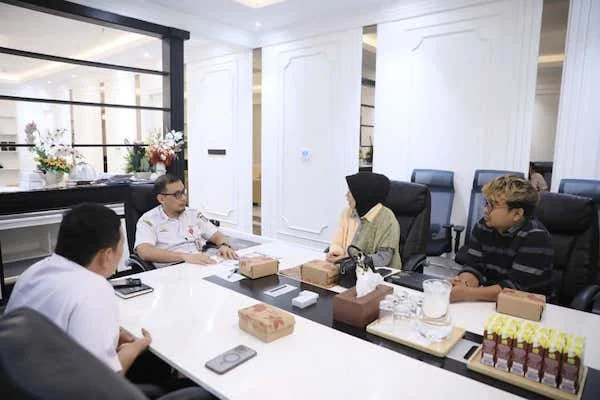 Audiens Sekretaris Daerah (Sekda) Makassar Andi Zulkifly Bersama EO Mister Green Production (Dok: Ist).