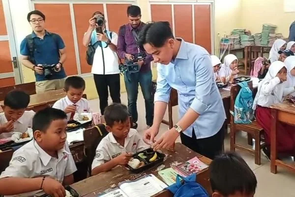 Wapres Gibran saat melakukan uji coba makan siang gratis (Dok : int).