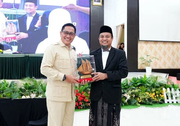Wakil Menteri Pertahanan Donny Ermawan (kiri) bersama Gubernur Sulawesi Selatan Andi Sudirman Sulaiman (dok. Ist)