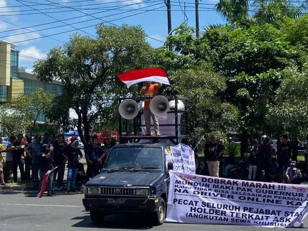 Aksi unjuk rasa driver online di depan Kantor Gubernur Sulawesi Selatan (Dok : Atri KabarMakassar).