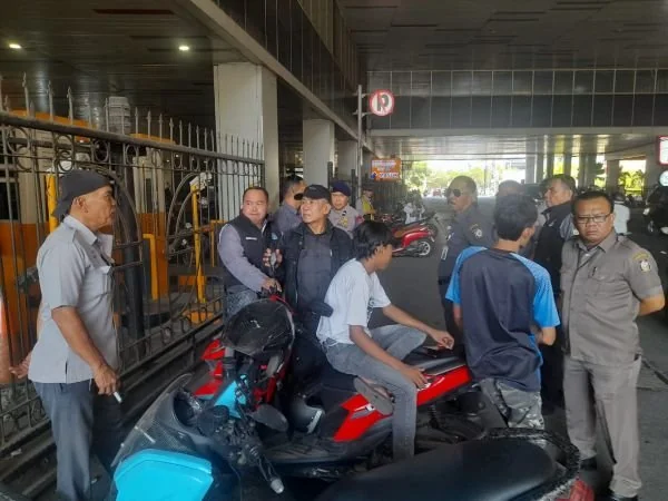 Perumda Parkir Makassar menurunkan Tim Satgas bersama Mitra Brimob untuk menertibkan sekaligus menindak para juru parkir liar (Dok : Ist).