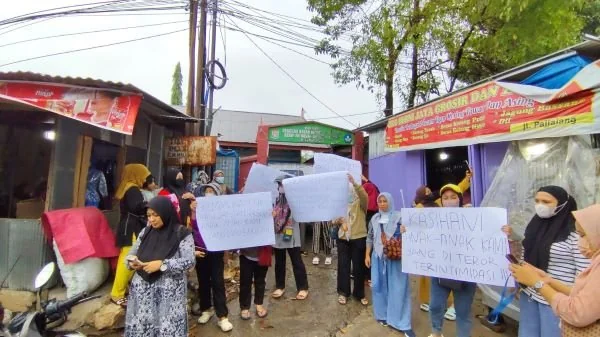 Orang tua murid SD Pajjaiang saat menggelar aksi unjuk rasa dan mogok sekolah (Dok : Hanifah KabarMakassar).