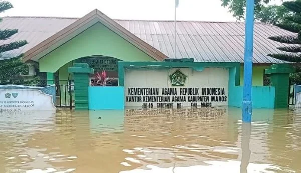 Kondisi Kantor Kemenag Maros yang terendam banjir (Dok : Ist).