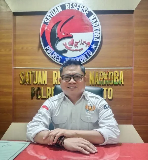 Kasat Narkoba,  AKP Baharuddin, saat ditemui di ruang kerjanya. (Foto/ist).