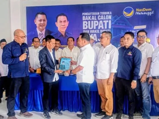 Andi Rosman bersama Tim Pemenangannya mengembalikan formulir dan berkas syarat pendaftaran penjaringan usungan calon kepala daerah di kantor DPD Partai NasDem Wajo, Senin (6/5). Dok IST