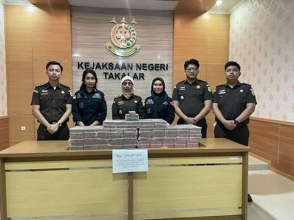 Kakajari Dan Jaksa Rilis Uang hasil Korupsi Penambangan Pasir Laut