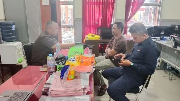 Kepala Unit (Kanit) PPA Polres Jeneponto, Ipda Aswar, saat menyerahkan HS ke JPU kejaksaan Negeri Jeneponto (Dok : Ist).