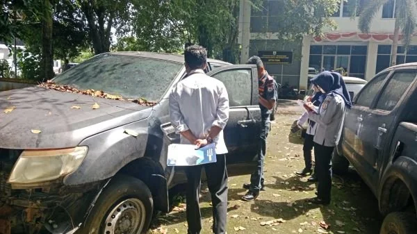 PUPR Sulbar saat mengecek kendaraan dinas. (Dok: Ist)
