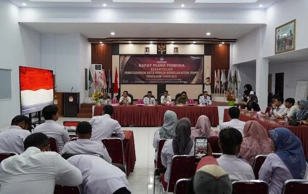 Ketua KPU Bantaeng, Muhammad Saleh saat memimpin Rapat Pleno penetapan PDPB Triwulan IV 2025 bersama stakeholder terkait.