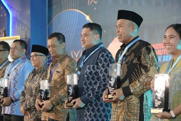 Wali Kota Makassar, Munafri Arifuddin, Kota Makassar saat Menerima Penghargaan Apresiasi Komitmen Wajib Belajar 13 Tahun dari Kementerian Pendidikan Dasar dan Menengah Republik Indonesia pada peringatan Hardiknas 2026, (Dok: Ist).