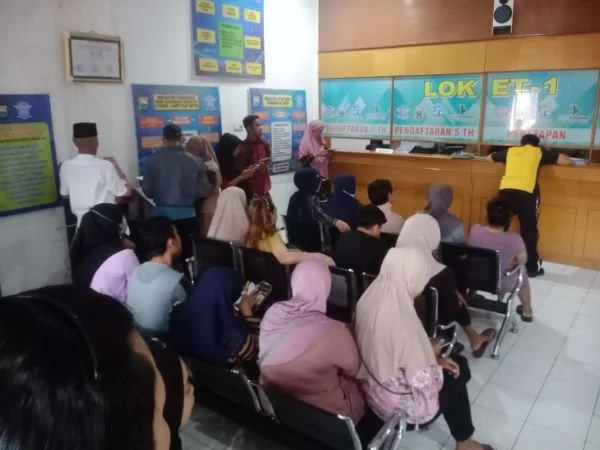 Antusias warga yang ingin membayar pajak kendaraan bermotor di Samsat Takalar (Dok : Saleh KabarMakassar).