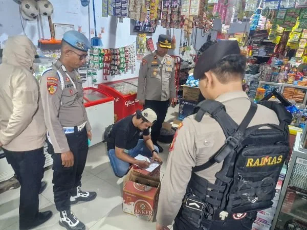 Kabag Ops Polres Jeneponto, Kompol Andi Huseng, saat mengamankan miras (Dok: Ist).