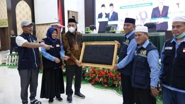 Kloter 10 Embarkasi Makassar asal Kabupaten Majene membawa pulang kain Kiswah atau kain penutup bangunan suci Ka’bah yang merupakan pemberian Syarikah (Dok : Ist).