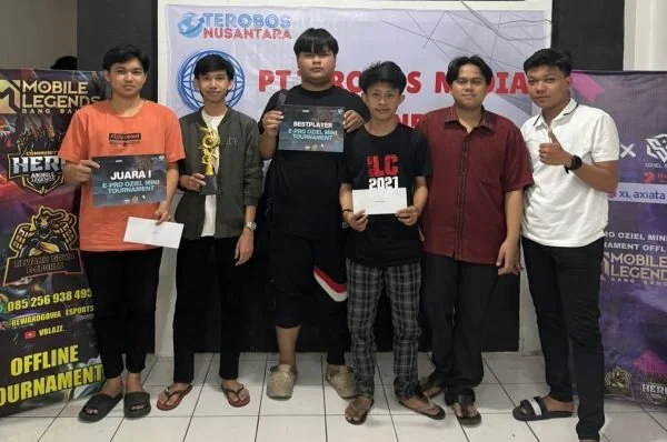 Para juara mini tournament game MOBA Mobile Legends Bang-Bang (Dok: Ist)