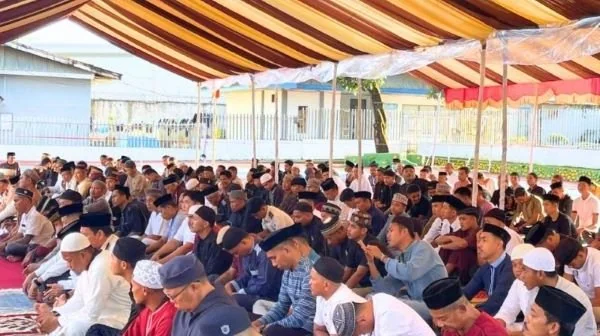 Ratusan Warga Binaan Lapas Maros Khusyuk Laksanakan Salat Idulfitri. (Dok: Ist)
