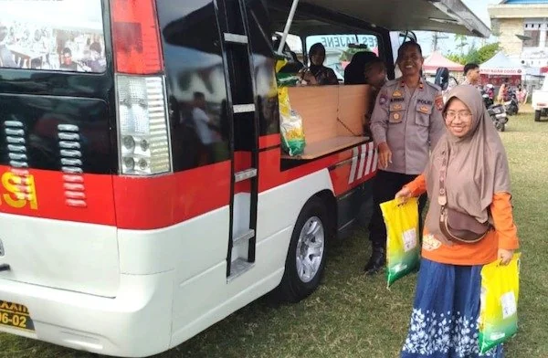 Warga yang melakukan pembelian di gerakan pangan murah yang digelar Polres Majene (dok:Ist)