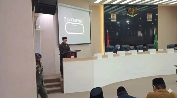 Juru Bicara Fraksi PDIP, dr Udin Saputra Malik saat Membacakan Pandangan Akhir Fraksi (Dok: Sinta KabarMakassar).