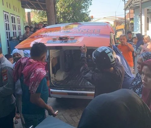 Prosesi saat jenazah korban dibawah oleh polisikan (Dok:Ist)