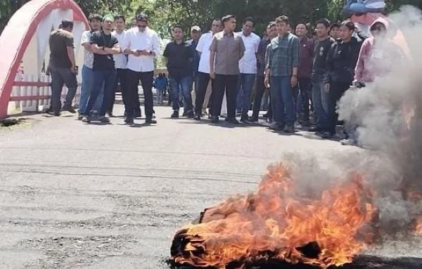 Massa Aliansi Rakyat Takalar Menggugat melakukan aksi demonstrasi di Jalan Trans Sulawesi (Dok: Saleh Sibali KabarMakassar)