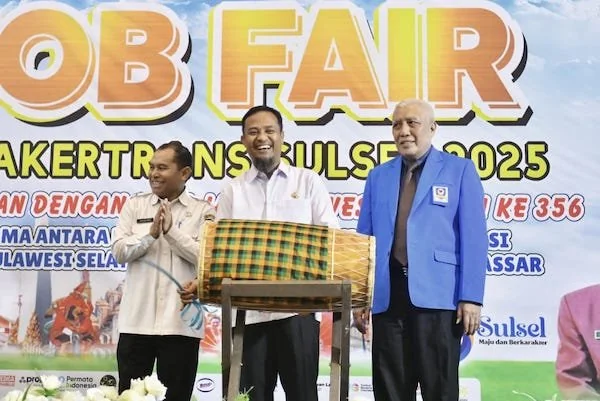 Gubernur Sulawesi Selatan Andi Sudirman Sulaiman membuka Job Fair Disnakertrans (dok. Ist)