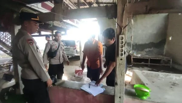 Kapolsek Binamu, AKP Sukhardi bersama jajarannya saat menyita sejumlah miras di sejumlah kios warga. (Dok: Ist)