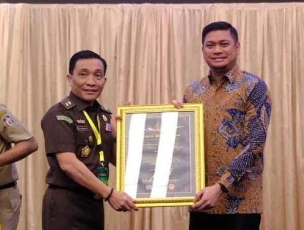 Bupati Gowa, Adnan Purichta Ichsan menerima penghargaan dari Kepala Kejaksaan Tinggi Sulawesi Selatan (Sulsel) sebagai role model kepala daerah.