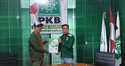 Pendaftaran Sutinah di PKB yang diwakili Direktur Perspektif Mamuju, Yuslifar Yunus Djafar