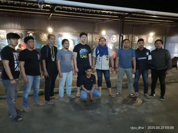 Pihak kepolisian saat menangkap pelaku (Dok : Ist).