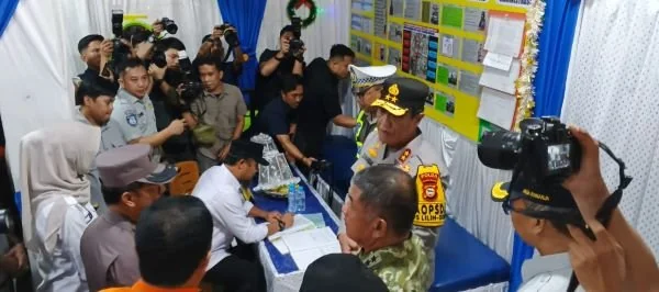 KapoldaSulsel dan Forkopimda mengunjungi pos jaga pintu II Pelabuhan Soekarno-Hatta. (Dok: Dwiki KabarMakassar)