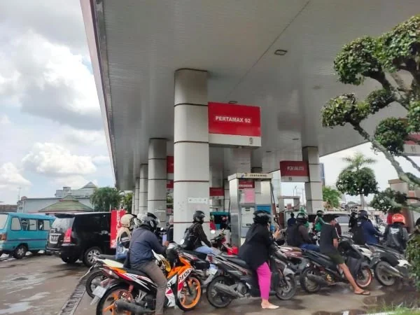 Antrian pengisian BBM di SPBU Pintu 01 Unhas, Makassar (Dok : Andini KabarMakassar).