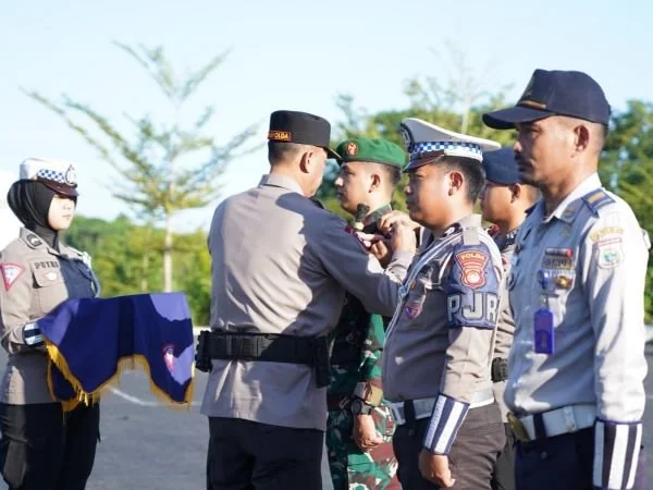Kapolda Sulbar saat menyematkan tanda dimulainya operasi patuh 2024 (Dok : ist).