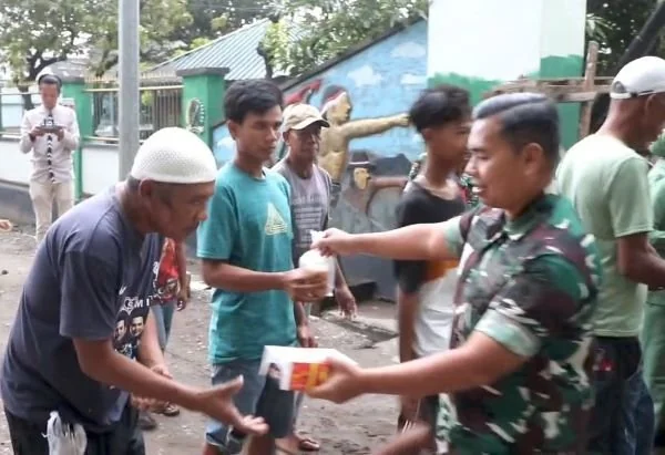 Kodim 1425 Jeneponto Bagikan Ratusan Takjil Kepada Masyarakat. (Dok: Ist)