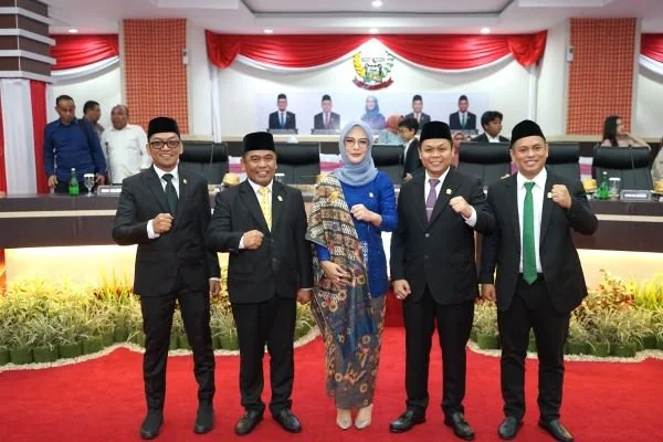 Pelantkan 5 Pimpinan DPRD Sulsel (Dok : Ist).