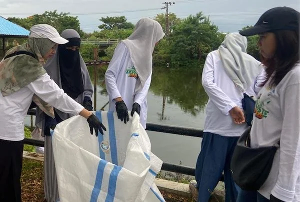 Para peserta program Zero Waste Warriors melakukan aksi bersih-bersih di Kelurahan Untia Kota Makassar (Dok: Nofi KabarMakassar)