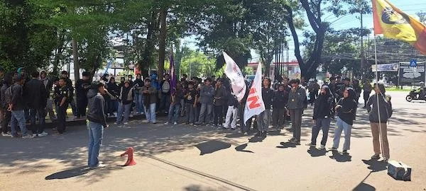 aksi unjuk rasa mahasiswa di deoan Polda Sulsel terkait pelecan seksual di UNM (Dok: Ist)