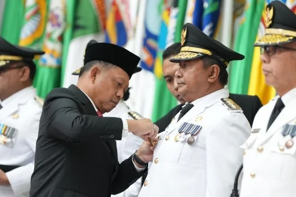Mendagri Tito Karnavian saat melantik PJ Gubernur Sulbar Bahtiar Baharuddin.