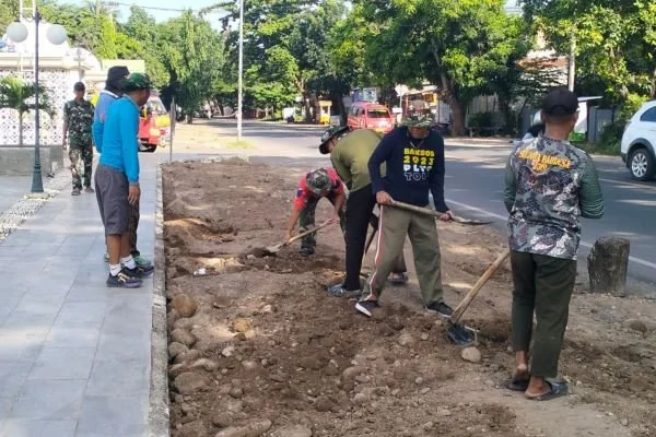 Sejumlah personel Kodim 1425/Jeneponto saat melakukan Aksi karya bakti di Masjid Agung Jeneponto (Dok : Ist).