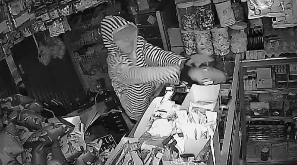 Aksi pelaku pencurian saat terekam cctv (Dok: Ist)