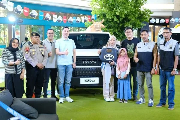 Penyerahan hasil undian Toyota Hilux Rangga (Dok : Ist).