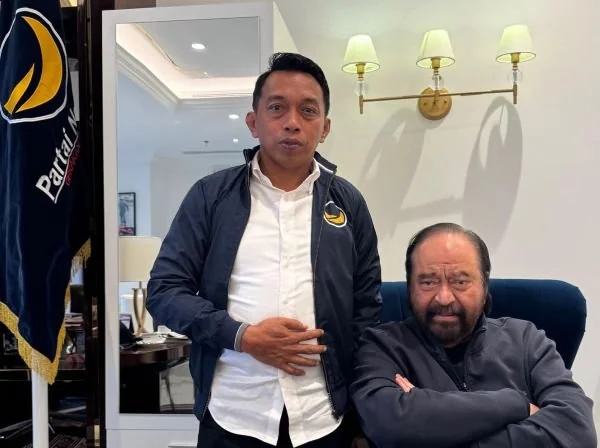 Sekretaris DPW Partai NasDem Sulawesi Selatan Syaharuddin Alrif saat Bertemu Ketum Nasdem Surya Paloh (Dok: Ist).